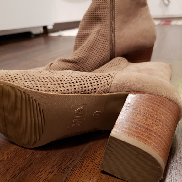 Size 10 suede Mia Boots - Picture 3 of 4